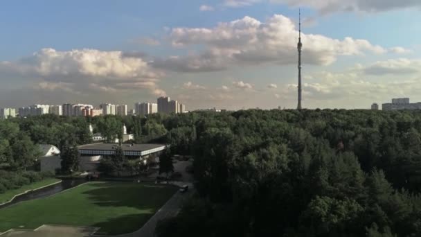 MOSCOW, RÚSSIA - 12 de agosto de 2019. Hiperlapso aéreo da famosa Torre de TV Ostankino, a estrutura mais alta da Europa há mais de 50 anos — Vídeo de Stock