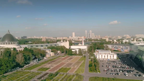 Moscow, Oroszország-augusztus 12, 2019. A VDNKh-ról, a nagy város mérföldkőről és az állandó kereskedelmi műsorról — Stock Fotó