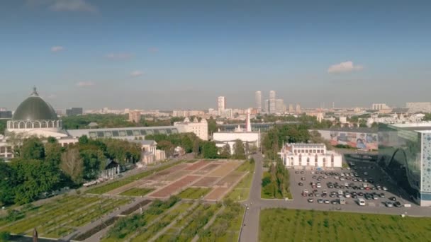 MOSCÚ, RUSIA - 12 de agosto de 2019. Vista aérea del VDNKh, un hito importante de la ciudad y una feria comercial permanente — Vídeo de stock