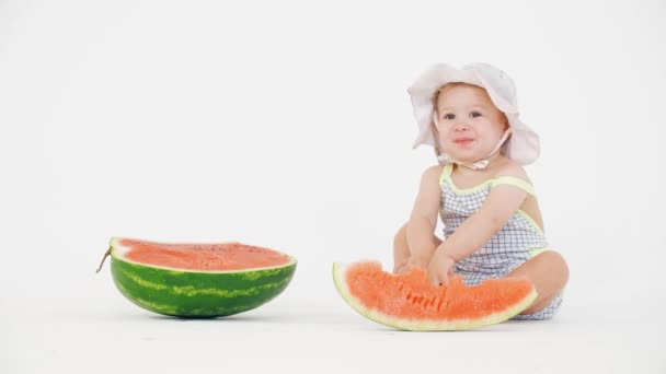 Leende Happy Baby Girl och skivad vattenmelon på vit bakgrund — Stockvideo