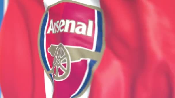 Viftande flagga med Arsenal Football Team logotyp, närbild. Redaktionell loopable 3D-animering — Stockvideo