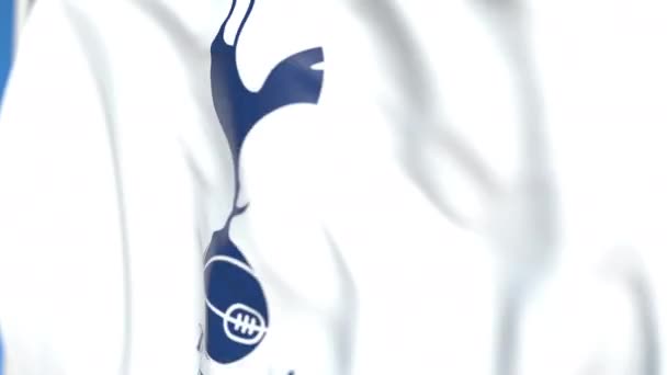 Viftande flagga med Tottenham Hotspur fotboll team logotyp, närbild. Redaktionell loopable 3D-animering — Stockvideo