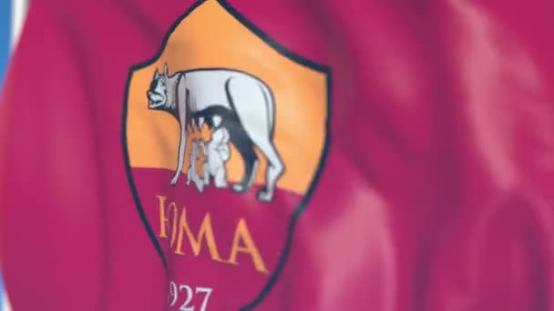 Bandera voladora con el logotipo del equipo de fútbol Roma, primer plano. Animación en 3D loopable editorial — Vídeo de stock