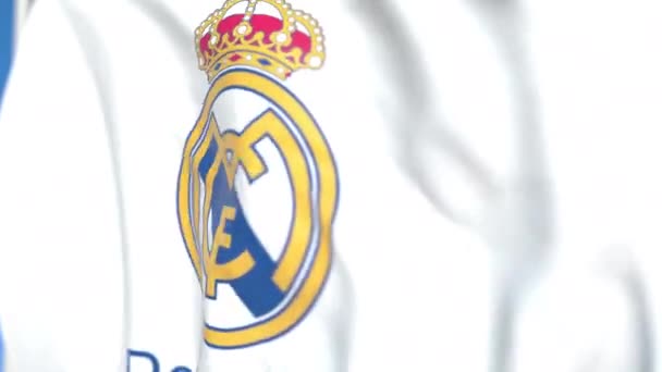 Real Madrid futbol takımı logosu ile uçan bayrak, yakın çekim. Editoryal döngülü 3d animasyon — Stok video