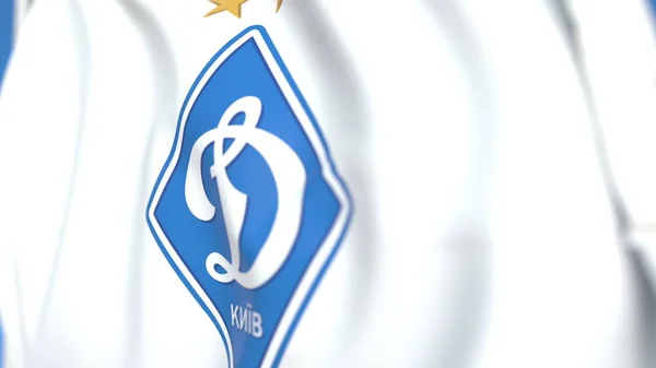 Zwaaiende vlag met Dynamo Kyiv Football Club logo, close-up. Redactionele 3D-rendering — Stockfoto