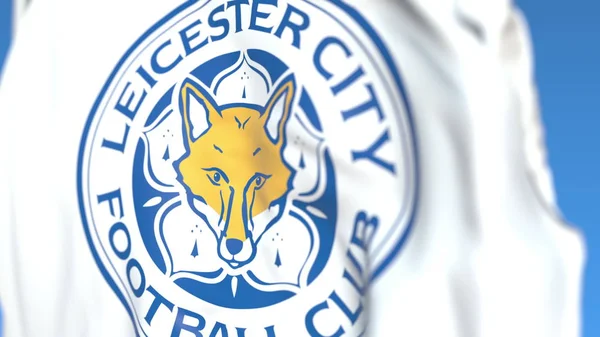 Zwaaiende vlag met Leicester City FC Football Club logo, close-up. Redactionele 3D-rendering — Stockfoto