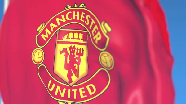 Flying Flag med Manchester United fotboll team logotyp, närbild. Redaktionell 3D-rendering — Stockfoto