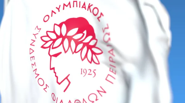 Zwaaiende vlag met Olympiakos Football Club logo, close-up. Redactionele 3D-rendering — Stockfoto