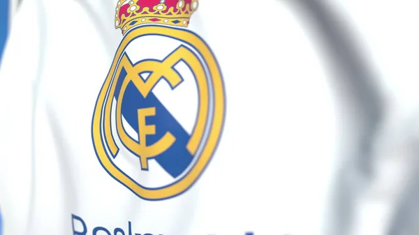Bandeira voadora com logotipo do time de futebol do Real Madrid, close-up. Renderização 3D editorial — Fotografia de Stock