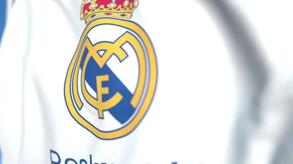 Repülő zászló a Real Madrid labdarúgócsapat logójával, közelről. Szerkesztőségi 3D renderelés — Stock Fotó