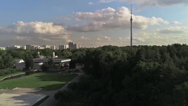 МОСКВА, РОССИЯ - 12 августа 2019 года. Вид с воздуха на Останкинскую телебашню — стоковое видео