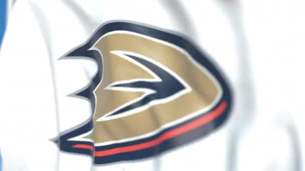 Flagge schwenkend mit Anaheim Ducks nhl hockey team logo, close-up. redaktionelle loopable 3D-Animation — Stockvideo