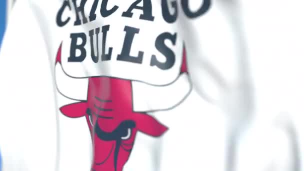 Bandera voladora con el logo del equipo Chicago Bulls, de cerca. Animación en 3D loopable editorial — Vídeo de stock