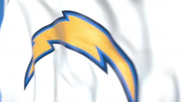 Los Angeles Chargers takım logosu ile uçan bayrak, yakın çekim. Editoryal döngülü 3d animasyon — Stok video