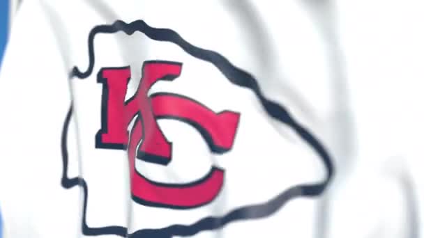 Falowanie flaga z Kansas City Chiefs zespołu logo, zbliżenie. Redakcyjnej pętli animacji 3D — Wideo stockowe