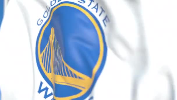 Repülő zászló Golden State Warriors csapat logo, közelről. Szerkesztőségi loopable 3D animáció — Stock videók