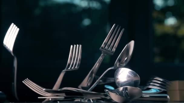 Na stole padá hromada lžičky, vidlic a nožů, super pomalý pohyb — Stock video