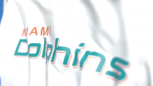 Размахиваю флагом с логотипом команды Майами Долфинс, крупным планом. Передвижная 3D-анимация — стоковое видео