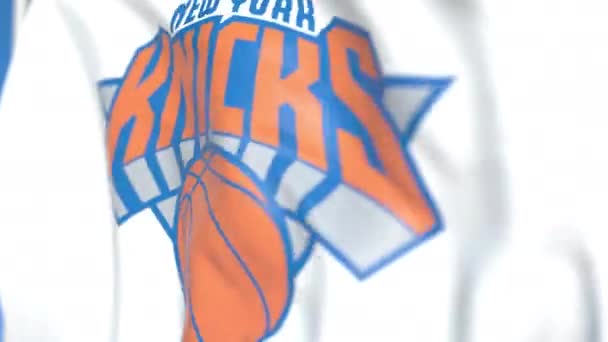 Bandera ondeando con el logotipo del equipo de New York Knicks, primer plano. Animación en 3D loopable editorial — Vídeo de stock