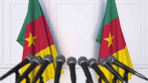 Kamerun resmi basın toplantısı. Kamerun bayrakları ve mikrofonlar. Kavramsal 3d animasyon — Stok video
