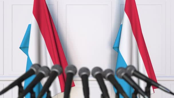 Conferência oficial de imprensa luxemburguesa Bandeiras do Luxemburgo e microfones. Animação 3D conceitual — Vídeo de Stock