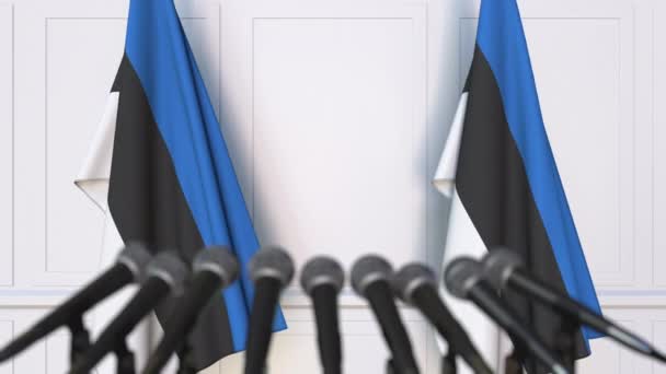 Официальная пресс-конференция Эстонии. Флаги Эстонии и микрофоны. Концептуальная 3D анимация — стоковое видео