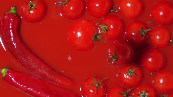 Vista de arriba hacia abajo de tomate rojo cayendo en salsa picante, tiro en cámara súper lenta — Vídeos de Stock