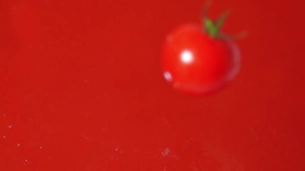 Blick nach unten auf reife Tomaten, die in roten Saft oder Sauce fallen, Super-Zeitlupenaufnahme — Stockvideo