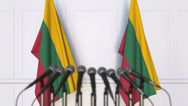 Conférence de presse officielle lituanienne. Drapeaux de Lituanie et microphones. rendu 3D conceptuel — Photo
