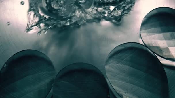 Наливание воды на стеклянные кристаллы, супер замедленная съемка — стоковое видео
