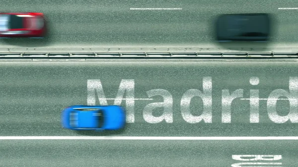 Bovenaanzicht van de weg met auto's die Madrid bijschrift onthullen. Auto reizen in Spanje 3D rendering — Stockfoto