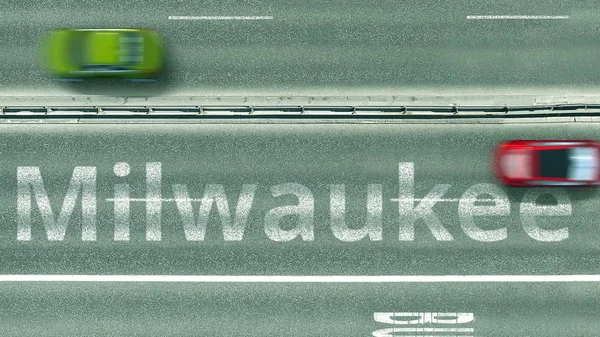 Vista aérea hacia abajo de la autopista con coches que revelan el pie de foto de Milwaukee. Viaje en coche a los Estados Unidos 3D rendering — Foto de Stock