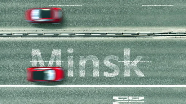 Vzdušný pohled shora dolů na silnici. Auta odhalují text Minsk. Cestování do Běloruska 3D vykreslování — Stock fotografie