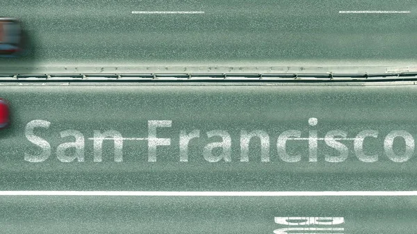 Vista aérea hacia abajo de la autopista con coches que revelan el pie de foto de San Francisco. Viaje en coche a los Estados Unidos 3D rendering — Foto de Stock