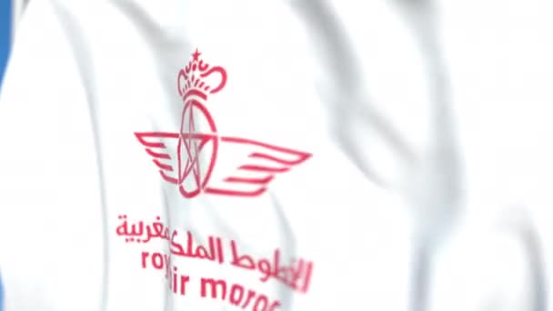 Bandera ondeando con el logotipo de Royal Air Maroc, de cerca. Animación en 3D loopable editorial — Vídeos de Stock