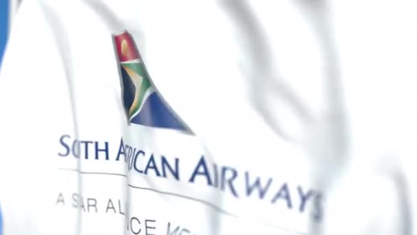 Размахиваю флагом с логотипом South African Airways, крупным планом. Передвижная 3D-анимация — стоковое видео