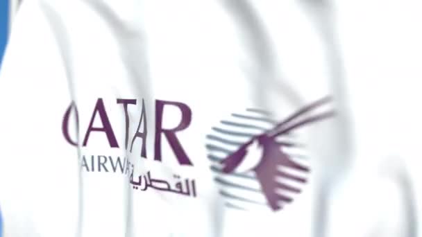 Bandera ondeando con el logotipo de Qatar Airways, de cerca. Animación en 3D loopable editorial — Vídeos de Stock