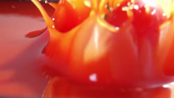 Super câmera lenta close-up tiro de tomates maduros vermelhos caindo em suco vermelho ou molho — Vídeo de Stock