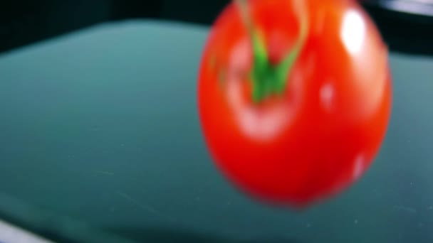 Zeitlupenaufnahme roter reifer Tomaten, die auf dem Wasser planschen und rollen — Stockvideo