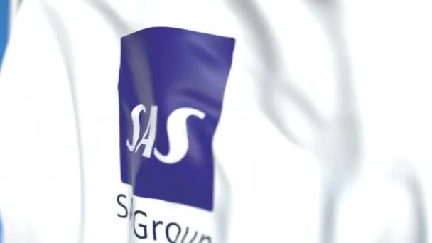 Bandera ondeando con el logotipo del Grupo SAS, de cerca. Animación en 3D loopable editorial — Vídeo de stock