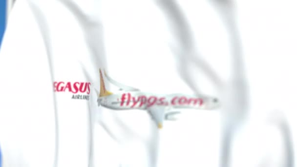 Размахиваю флагом с логотипом Pegasus Airlines, крупным планом. Передвижная 3D-анимация — стоковое видео
