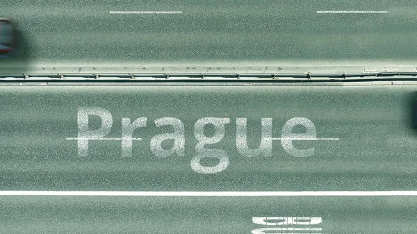 Pohled shora dolů po dálnici, která prozrazují Pražský text. Řízení v České republice 3D vykreslování — Stock fotografie