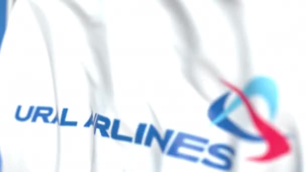 Viftande flagga med Ural Airlines logotyp, närbild. Redaktionell loopable 3D-animering — Stockvideo
