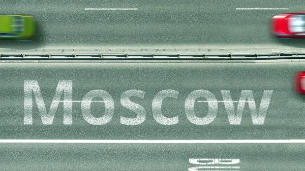 모스크바 캡션을 공개 하는 자동차와 고속도로의 공중 다운 보기. 러시아 3D 렌더링에 자동차 여행 — 스톡 사진