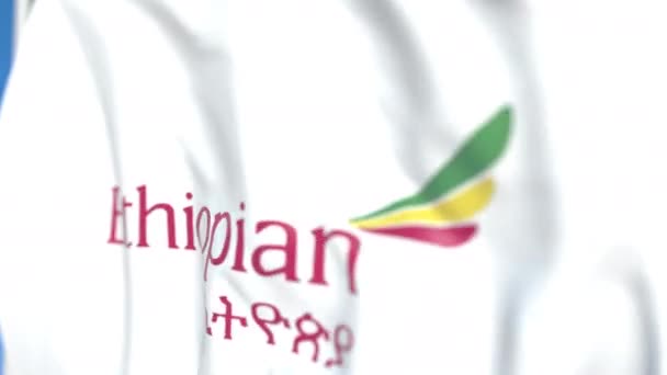 Flagge schwenkend mit Logo der äthiopischen Fluggesellschaften, Nahaufnahme. redaktionelle loopable 3D-Animation — Stockvideo