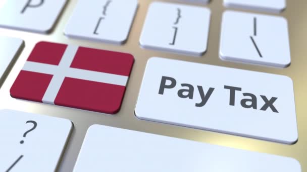 Na tlačítkách na klávesnici počítače bude text a vlajka Dánska platit jako daň. Koncepční 3D animace související s daněmi — Stock video