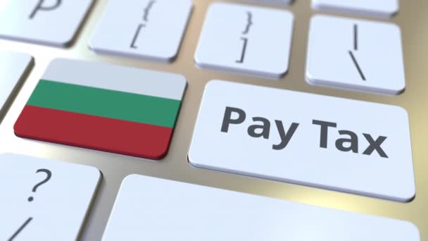 PAY TAX текст и флаг Болгарии на кнопках на клавиатуре компьютера. Концептуальная 3D анимация — стоковое видео