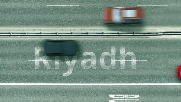 Pohled shora dolů po dálnici s odhalením Riyadh textu. Jízda v Saúdské Arábii 3D vykreslování — Stock fotografie