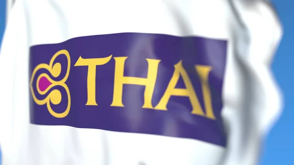 Viftande flagga med Thai Airways logotyp, närbild. Redaktionell 3D-rendering — Stockfoto