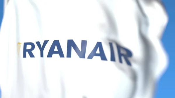 Розмахуючи прапор з логотипом Ryanair, Крупний план. Редакційний 3D-рендерінг — стокове фото